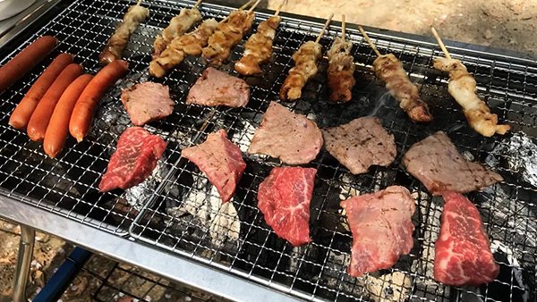 バーベキューコンロに並んだお肉