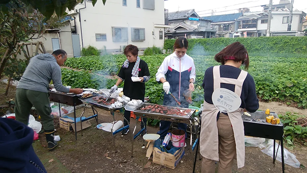 みんなでお肉を焼く様子